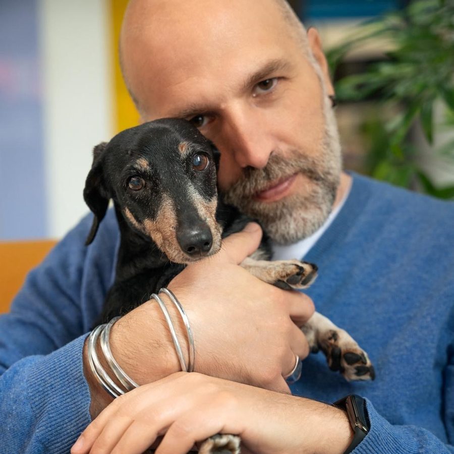 Lorenzo con Greta, la sua bassottina