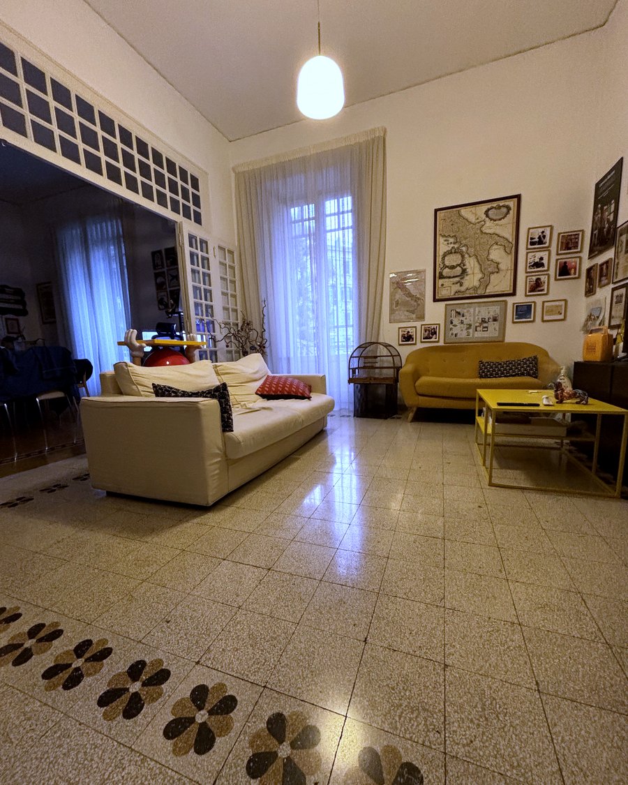 Il salotto di casa dove vive il cane ospite